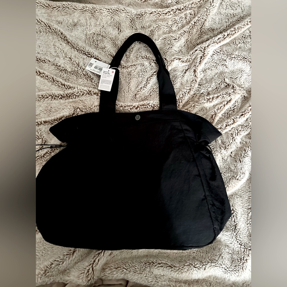 I am selling a brand new Lululemon black side cinch shopper bag never been used